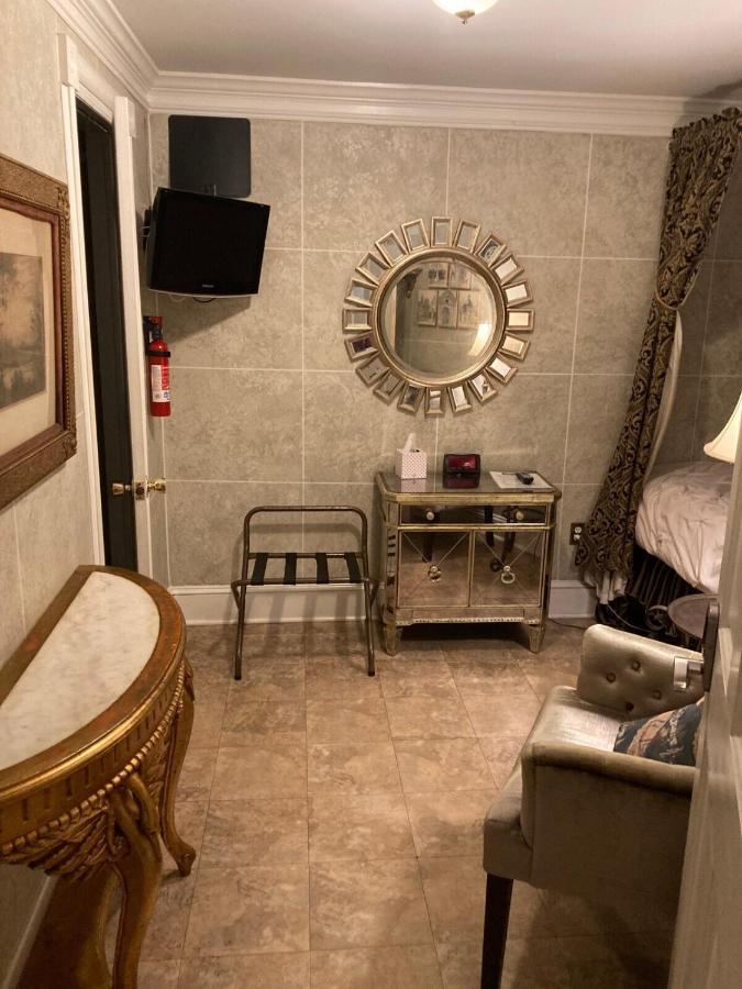 The Villa Toscana Chicago Room photo